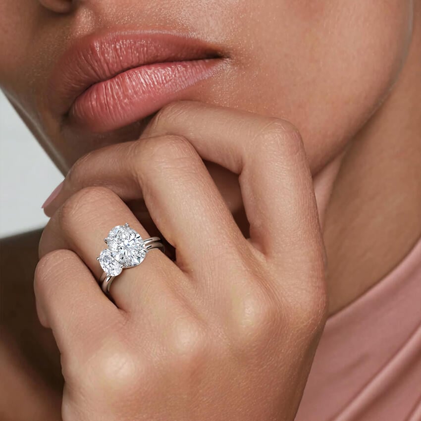 Oval Solo - White Gold - Lifestyle