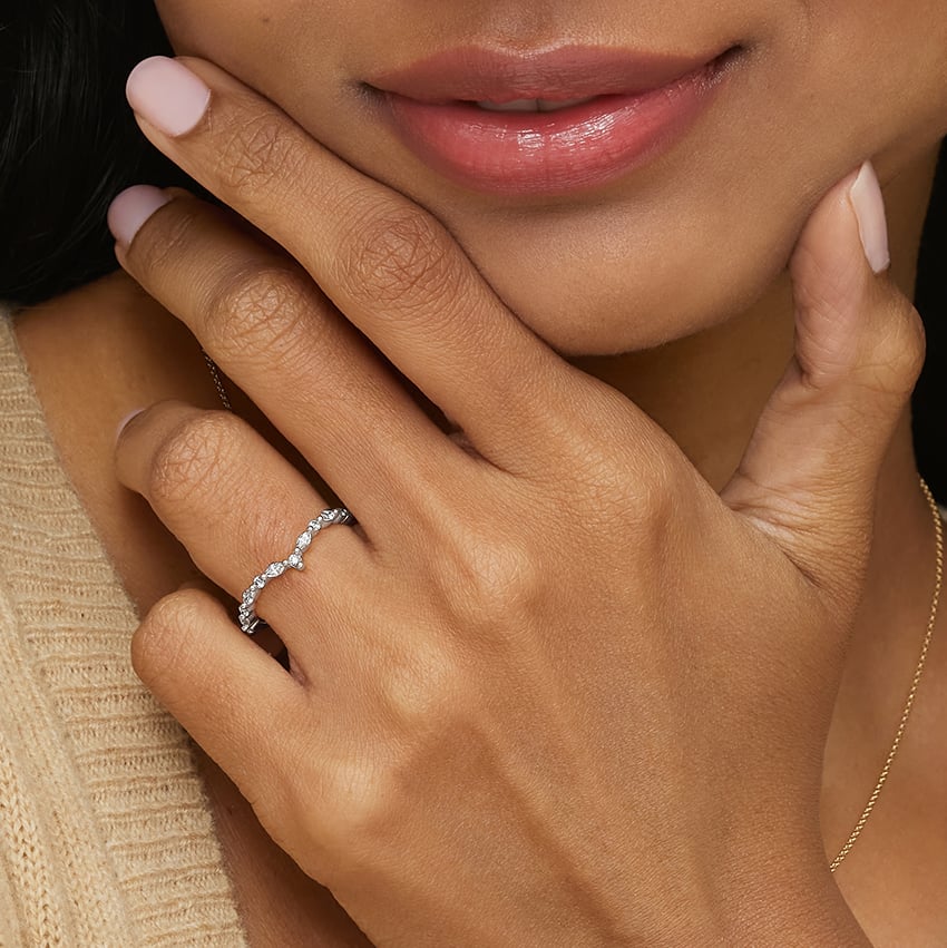 Petite Marquise Curve - White Gold - Lifestyle