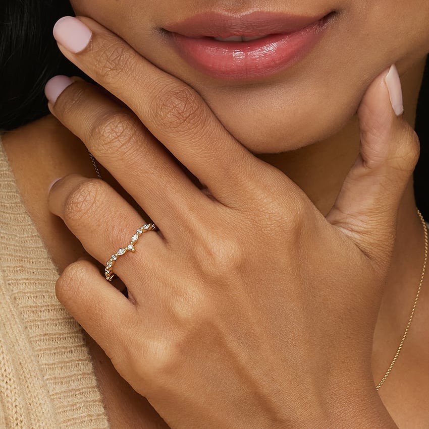 Petite Marquise Curve - Yellow Gold - Lifestyle