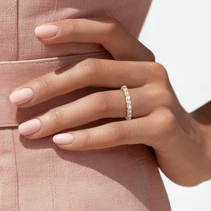 Oval Pavé - Yellow Gold - Lifestyle