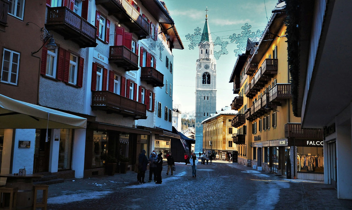 Cortina, The Narrowing Rise